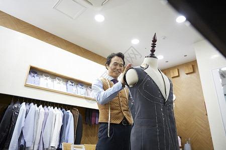 匠心獨(dú)運(yùn) 服裝店內(nèi)景與制作流程的完美融合